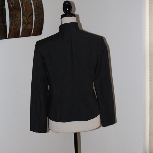 Tahari, 2 piece black pants suit and Blazer  zip jacket  size 2P - Picture 5 of 16
